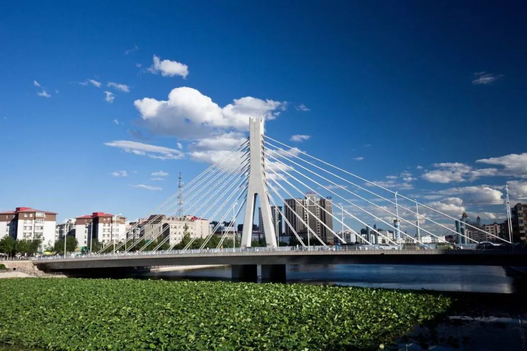 油纸伞下古街情